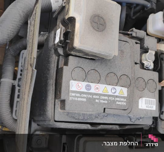 מצבר רכב עם כבלים וחיבורים חשמליים